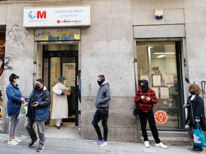 Varias personas esperan en la puerta de un centro de salud de Madrid, el 21 de diciembre.