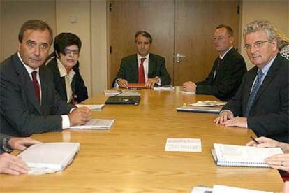 Alonso, junto a su homólogo británico, Des Browne (dcha.), durante la reunión que han mantenido hoy en la sede del Ministerio de Defensa británico.