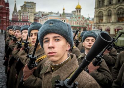 Soldados rusos durante el ensayo de el desfile en la Plaza Roja por el 76 aniversario del desfile del Ejército Rojo frente al Kremlin en 1941, el 5 de noviembre de 2017, en Moscú (Rusia).