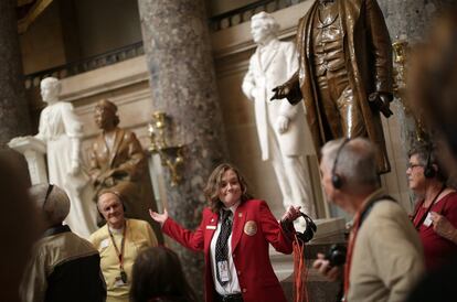 Una guía turística conduce a un grupo de visitantes por el interior del Capitolio, Washington, 17 de octubre de 2013.