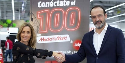 Representantes de Mediamarkt y EDP durante la presentación del acuerdo entre ambas compañías para vender luz, gas y servicios.