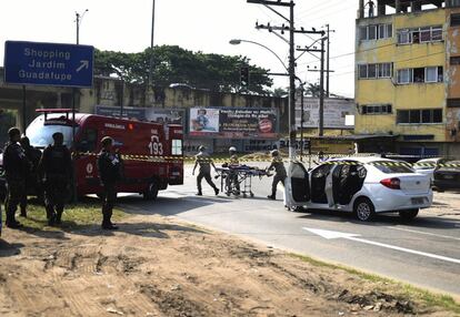 Homem ferido que tentou ajudar a família de Evaldo dos Santos Rosa é retirado do local. A primeira versão do Exército é que os militares haviam reagido a uma "injusta agressão" de criminosos e atirado contra o carro em que o músico viajava com a família. O episódio aconteceu por volta das 14h30 deste domingo nas imediações do Piscinão de Deodoro, em Guadalupe, na zona oeste da cidade do Rio de Janeiro.