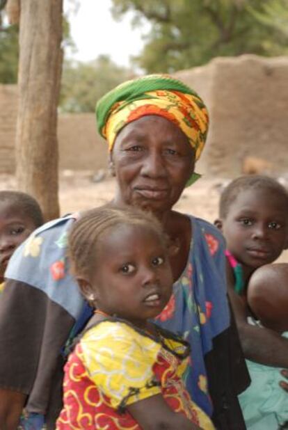 Assa Togo con algunos de sus nietos.