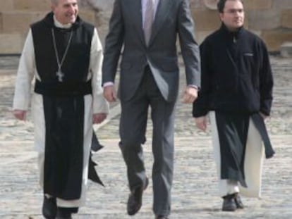 El Príncipe Felipe, junto a dos religiosos, en Poblet.