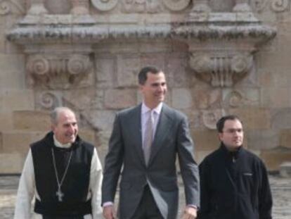 El Príncipe Felipe, junto a dos religiosos, en Poblet.