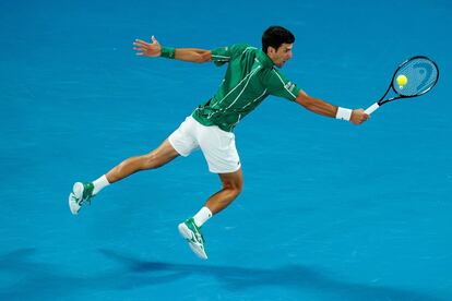 Novak Djokovic, de Serbia, para la pelota durante la final del Open de Australia.