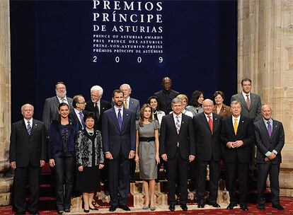 Los Príncipes de Asturias posan con los galardonados con los premios que llevan el nombre del heredero de la Corona,