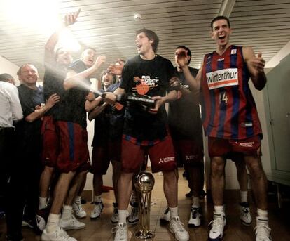 Los jugadores del Barcelona celebran en los vestuarios el título de 2007 ganado en Málaga.
