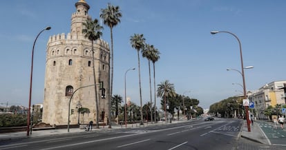 El centro de Sevilla ya estaba prácticamente vacío este domingo. En la imagen, la mítica Torre del Oro Sevillana prácticamente desierta. Imagen tomada el 15 de marzo.