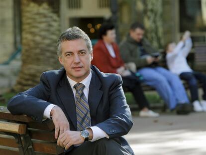 Iñigo Urkullu posa en un banco del parque ubicado junto a la sede central de su partido, en Bilbao.
