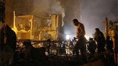 Equipos de rescate trabajan en las ruinas de un hotel del centro de Bagdad destruido, ayer,  por un coche bomba.