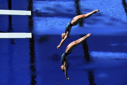 Georgia Sheehan y Esther Qin de Australia compiten en la final femenina de tres metros trampolín sincronizada, durante los XXI Juegos de la Commonwealth, en Gold Coast Aquatic Centre, en Gold Coast (Australia).