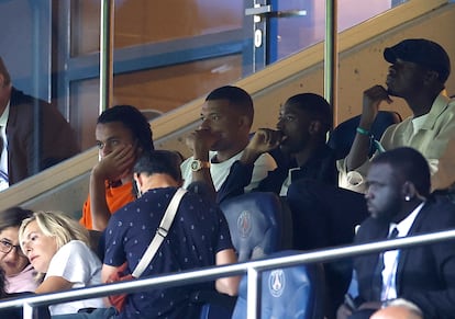 Dembélé junto a Mbappé, en la grada del Parque de los Príncipes en el duelo entre el PSG y el Lorient.