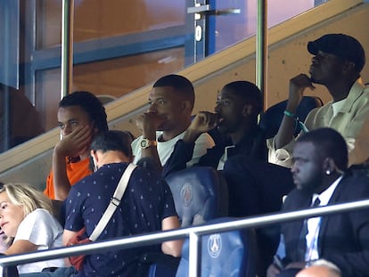 Dembélé junto a Mbappé, en la grada del Parque de los Príncipes en el duelo entre el PSG y el Lorient.