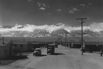 Imagen del fotógrafo estadounidense Ansel Adams (1902 1984) tomada en torno a 1943 en el Manzanar, en el valle de Owens, California, el más famoso de los campos de concentración en los que Estados Unidos confinó a 120.000 ciudadanos de origen japonés entre marzo de 1942 y noviembre de 1945 tras el ataque de Japón Pearl Harbour en diciembre de 1941. 