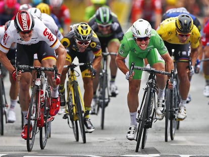 Cavendish (d) y Greipel en la llegada de Angers.