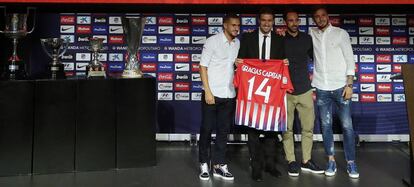 Gabi posa con una camiseta conmemorativa junto a Koke, Juanfran y Saúl.