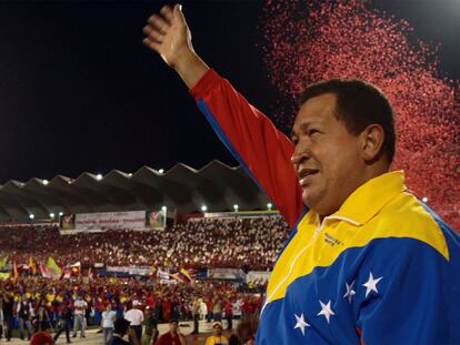 El presidente Chávez saluda a sus seguidores durante un mitin de su partido en Maracaibo, el sábado.