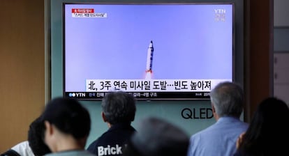 Surcoreanos ven una información sobre el misil norcoreano.
