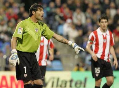 Armando da instrucciones a los defensas del Athletic.