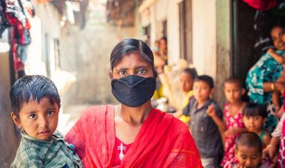 Kohinur Begum, enferma de tuberculosis, con su hijo frente a su casa en un suburbio de Chittagong (Bangladesh).