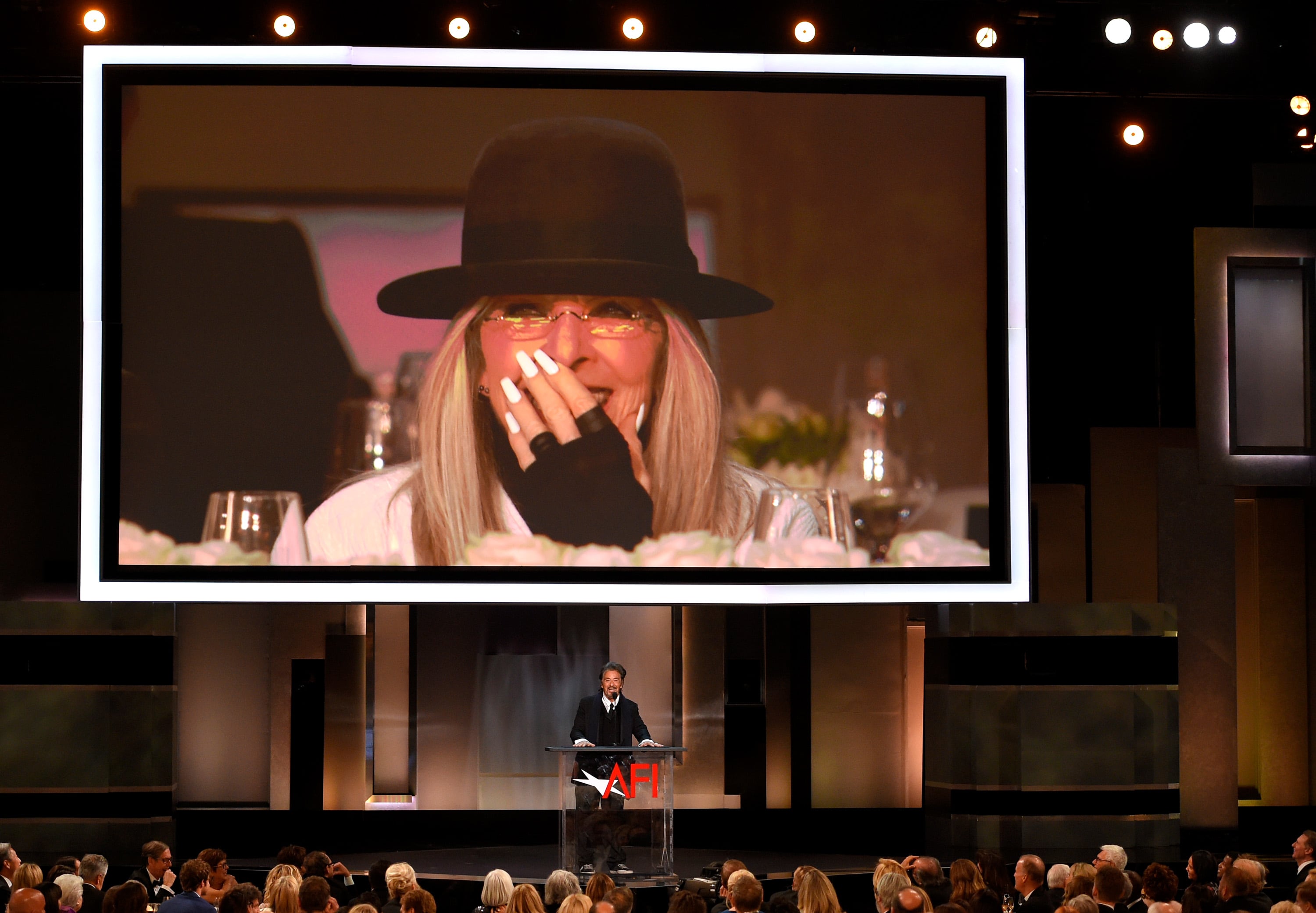 Al Pacino y el emotivo mensaje con el que recuerda a su expareja Diane Keaton tras su muerte: “Podía volar, y en mi corazón, siempre lo hará” 1 Al Pacino habla sobre el escenario durante un homenaje a la carrera de Diane Keaton celebrado en Hollywood en 2017.