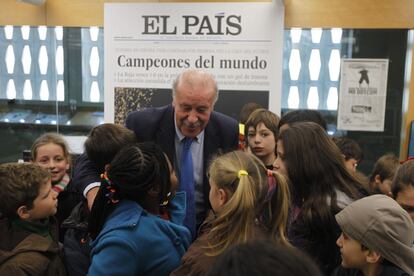Del Bosque charla con los estudiantes que se encontraban de visita en el periódico. Tras ellos, una réplica gigante de la portada de EL PAÍS del día después de que España se proclamara campeona del mundo en Sudáfrica.