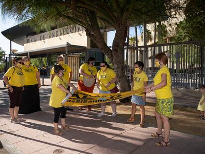 Miembros del movimiento Escuelas de Calor, el día 14 de agosto frente a la sede de la Consejería de Educación andaluza, en Sevilla.