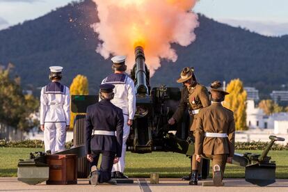 Miembros de la Guardia de la Federación de Australia lanzan una salva de cañón para honrar la memoria del príncipe, en Camberra.