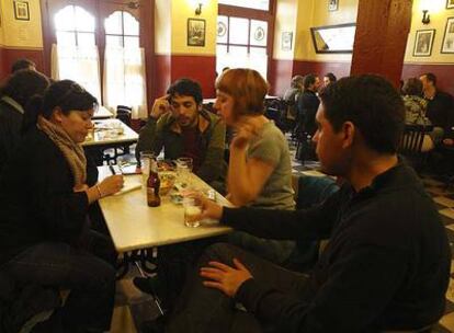 Tertulia en el café El Largo Adiós, <i>el cafetín,</i> uno de los clásicos de Valladolid.