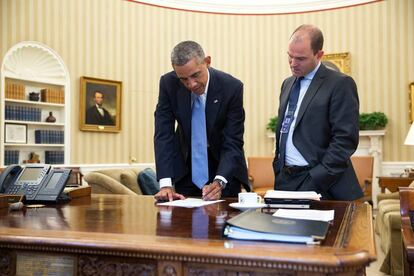 El presidente Barack Obama con su asesor Ben Rhodes en el Despacho Oval en 2014.