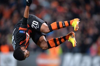 Douglas Costa celebra uno de los goles.