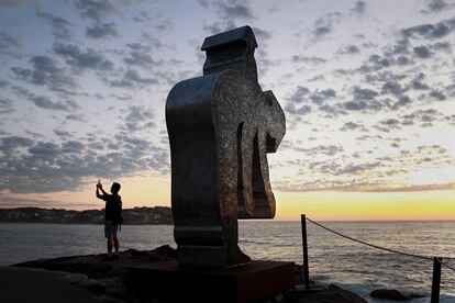 La obra 'The Navigator', de Calvert y Schiltz, frente al mar en el paseo de Bondi, en Sidney (Australia).