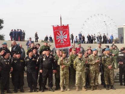 Los voluntarios, a la izquierda los Centurias Negras, posan en el centro de Rostov del Don (Rusia).