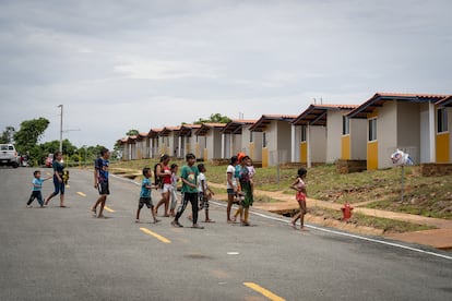 Una familia camina por una de las calles de Isber Yala, en la comarca de Guna Yala (Panamá), el 3 de junio de 2024.