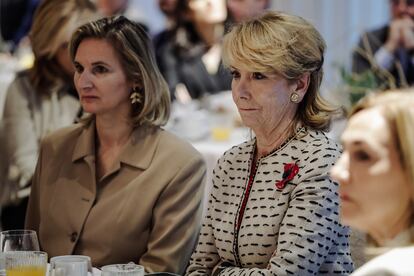 En el centro, Esperanza Aguirre, expresidenta de la Comunidad de Madrid, durante un acto de Feijóo, el pasado 4 de mayo.