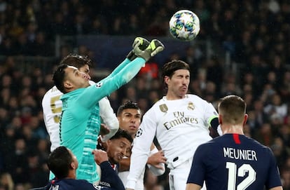 El defensa del Real Madrid Sergio Ramos (d) intenta un remate ante el portero costarricense del Paris Saint Germain, Keylor Navas, en partido de la quinta jornada de la fase de grupos de la Liga de Campeones. 