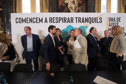 La alcaldesa de Barcelona, Ada Colau, en el centro de la imagen durante la presentación de la propuesta de la ordenanza de la Zona de Bajas Emisiones del ámbito de las Rondas.