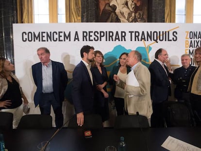 La alcaldesa de Barcelona, Ada Colau, en el centro de la imagen durante la presentación de la propuesta de la ordenanza de la Zona de Bajas Emisiones del ámbito de las Rondas.