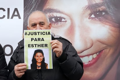 Una persona del entorno de Esther López se concentra junto a otros manifestantes este viernes a las puertas del Juzgado de Instrucción Número 5 de Valladolid, en la que se celebra una vista para que las partes expongan qué imputan al único investigado en la causa o si piden el archivo de las diligencias. EFE/Nacho Gallego