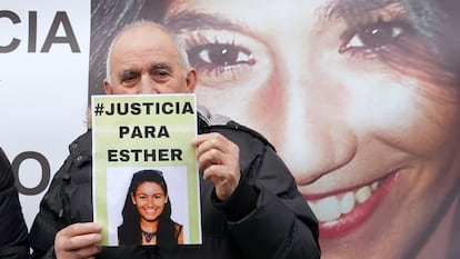 Familiares y amigos de Esther López se concentran a las puertas del Juzgado de Instrucción Número 5 de Valladolid