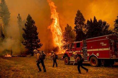 Los bomberos trabajaban el sábado para evitar que las llamas llegasen a una casa en la comunidad de Jerseydale, en el condado de Mariposa, California.