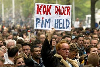 Un holandés porta una pancarta en la que se lee "Kok asesino, Pim héroe" a la salida del funeral de Pim Fortuyn.