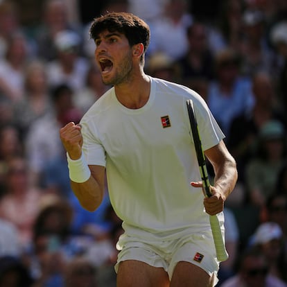 Carlos Alcaraz of Spain celebrates winning a point against Jan-Lennard Struff of Germany during a third round men's singles match at the Wimbledon Tennis Championships in London, Friday, July 4, 2025. (AP Photo/Kin Cheung)
Associated Press/LaPresse