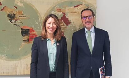 La secretaria de Estado de Comercio, Xiana Méndez, junto al presidente de UNO, Francisco Aranda.