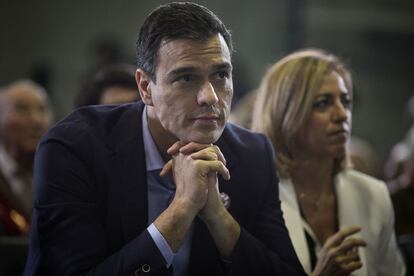 Mitin del candidato socialista a la presidencia del Gobierno, Pedro Sánchez, junto con la candidata del PSC, Carme Chacón, Hospitalet de Llobregat.