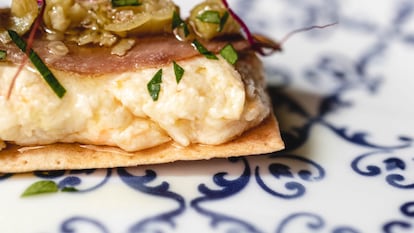 Tapa marinera con base de regañá, ensaladilla, anchoa y piparra, de la Taberna Riverita, en la calle Ponzano (Madrid). Imagen proporcionada por el local.