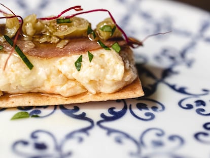 Tapa marinera con base de regañá, ensaladilla, anchoa y piparra, de la Taberna Riverita, en la calle Ponzano (Madrid). Imagen proporcionada por el local.