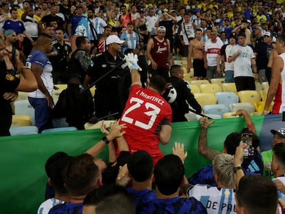 Argentina's Emiliano Martinez and teammates react as fans clash with security staff in the stands causing a delay to the start of the match. Rio de Janeiro, Brazil. November 21, 2023.