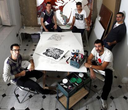 El estudio de los grafiteros Boamistura: Pablo Ferrero, Juan Jaume, Javier Serrano y Pablo Pur&oacute;n (de izquierda a derecha).